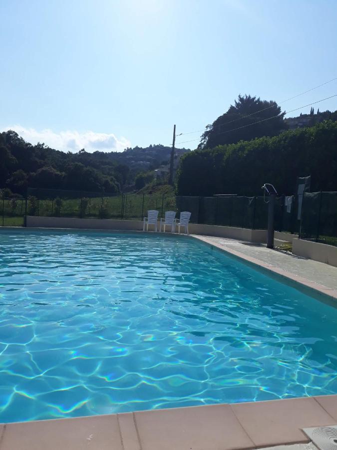 Bed and Breakfast Dans UN JARDIN BB et JACUZZI Mandelieu Exterior foto