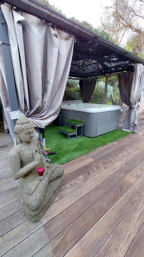 Bed and Breakfast Dans UN JARDIN BB et JACUZZI Mandelieu Exterior foto