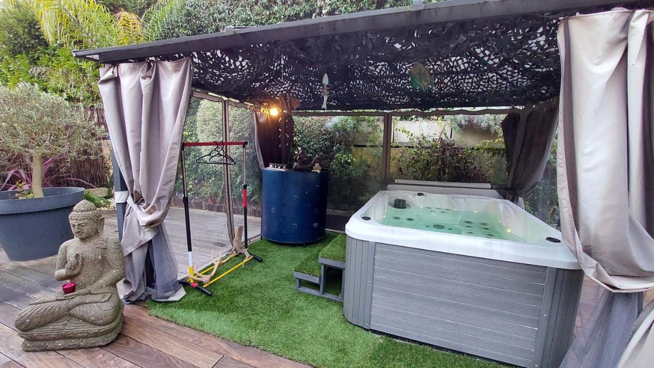 Bed and Breakfast Dans UN JARDIN BB et JACUZZI Mandelieu Exterior foto