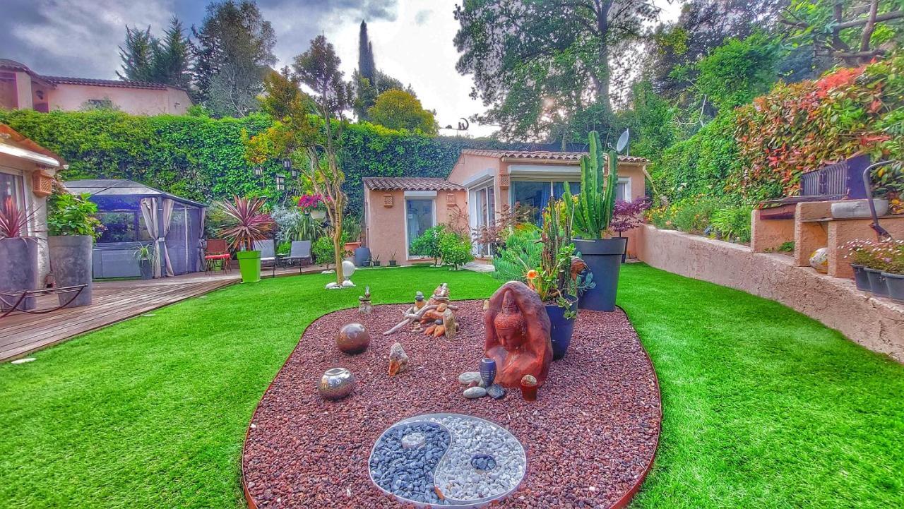 Bed and Breakfast Dans UN JARDIN BB et JACUZZI Mandelieu Exterior foto